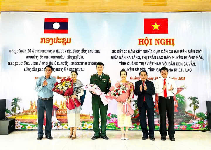Sơ kết 20 năm kết nghĩa giữa bản Ka Tăng (Việt Nam) và bản Đen Sa Vẳn (Lào)